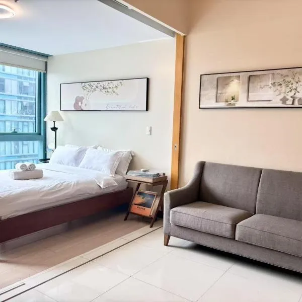 Thompson Suites Queen Room, One Uptown Residences, XBOX & Netflix, hotel in Manila