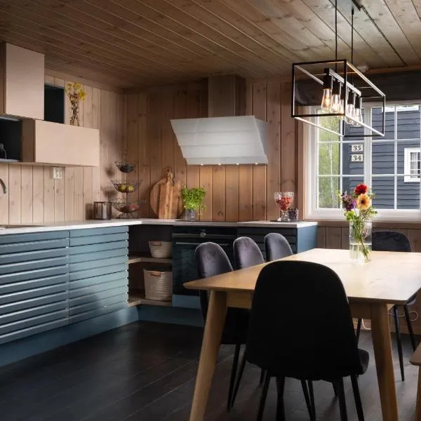 Ski and Bike in out Geilo Family Cabin Vestlia, 4BR, 2Bath, 2WC, Sauna, Free WiFi & Parking, Geilo Sommerpark & Beach, Walk to shops & train Oslo bergen, hotel u gradu 'Geilo'