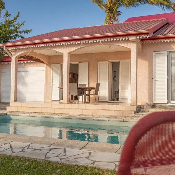 Villa Ile d'Eden - Vue mer-Piscine - By Sister Home, hotel in Sainte-Marie