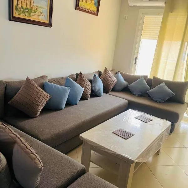 Charmant logement avec salon climatisé, à deux pas de BIM, hotel in Saidia 