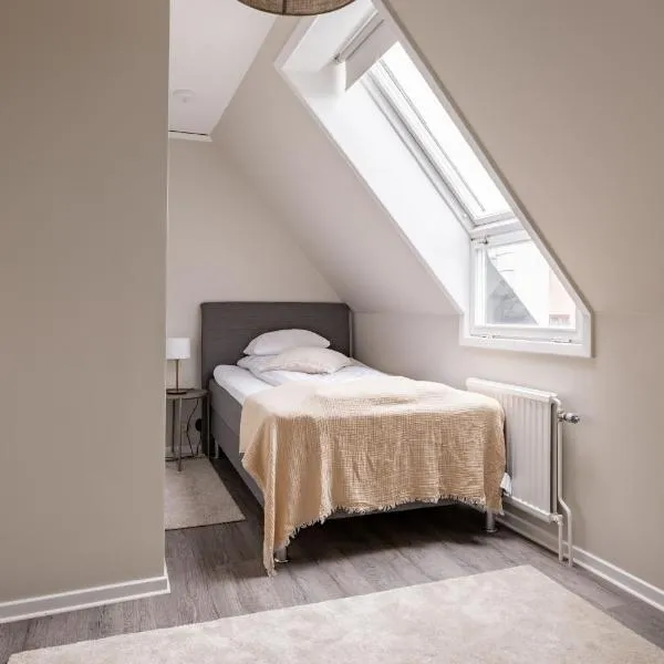 Charming topfloor APT in middle of Visby, hotel in Visby