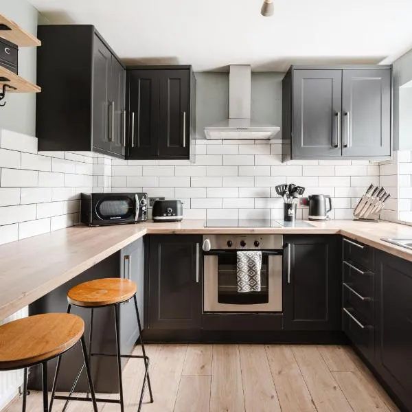 Modern 2 Bedroom House with Parking, hotel in Manchester