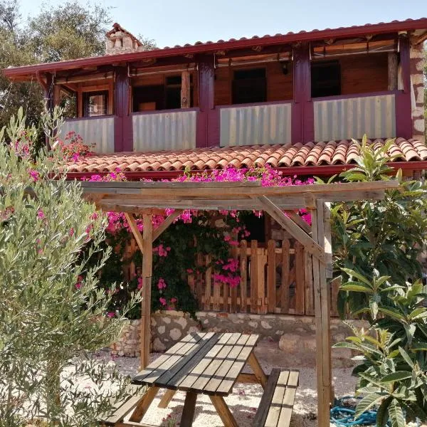 Private Restored stone house with terrace and gardens, hotel u gradu Demre