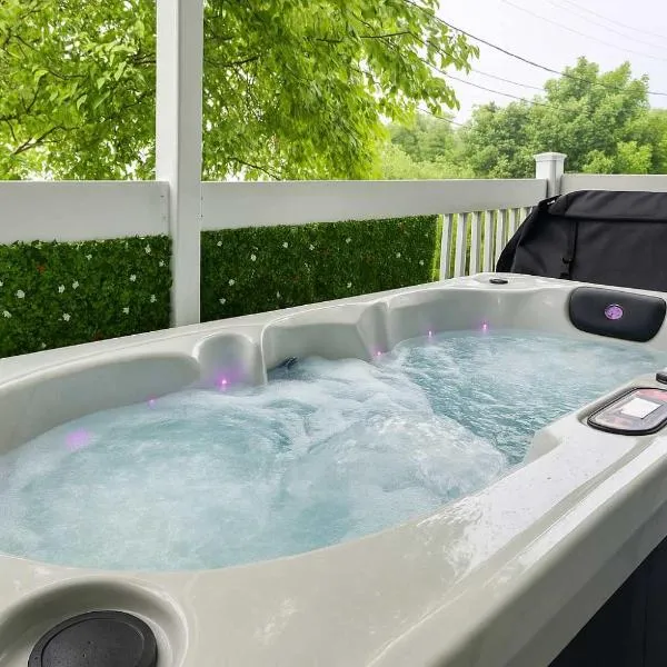 The Coziest appartment Hot Tub AC Free, hotel in Quebec City