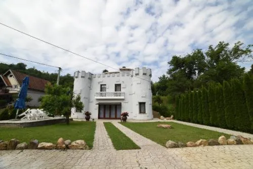 Dvorac Castelo 2025, hotel di Vrnjačka Banja