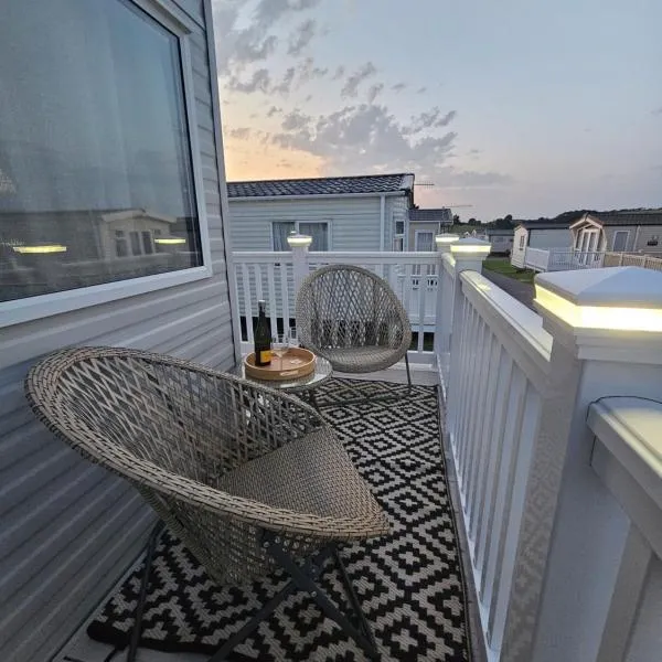 Jurassic Bliss - stylish static caravan with partial sea view at Durdle Door, hotel in Wareham