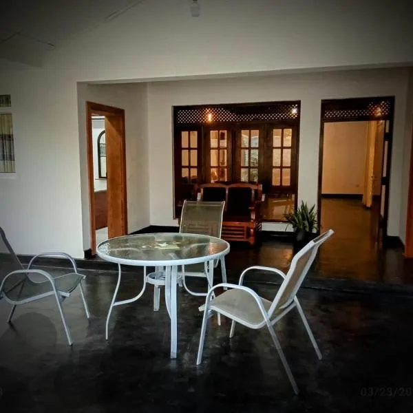 Solace Transit Villa, hotell sihtkohas Katunayaka