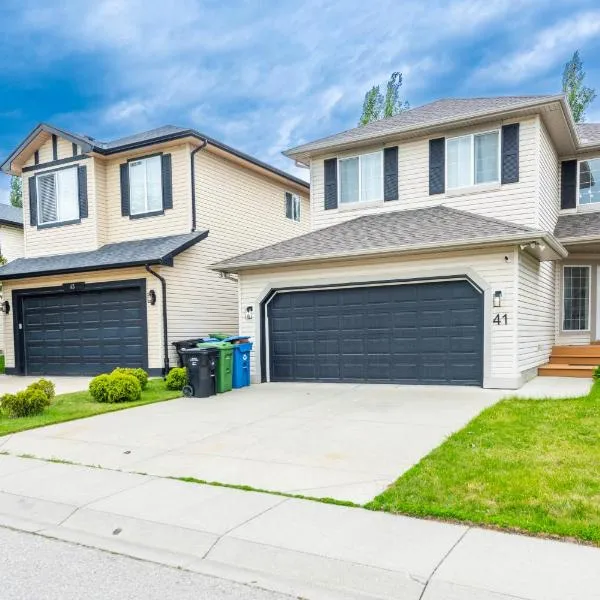 Valley Villa Spacious 5BD Getaway! Sleep 12, 1hr to Banff, 40 Mins Canmore, 5 mins to WinSport & Olympic park, Hotel in Calgary