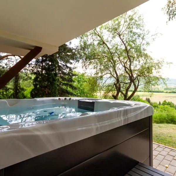 Hilltop Wellness Haven W AC & Jacuzzi by NW、Recskのホテル