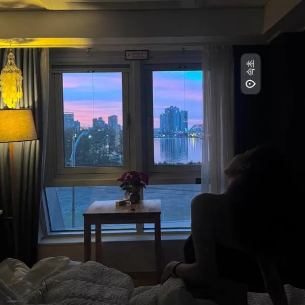 Sokcho Marinabay 305 "Lake View", hôtel à Sokcho