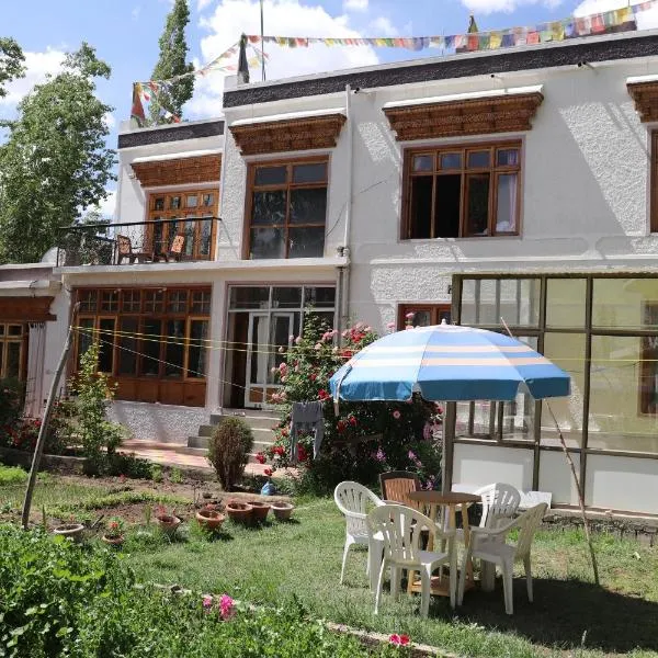 Nilza Guest House, hotel in Leh