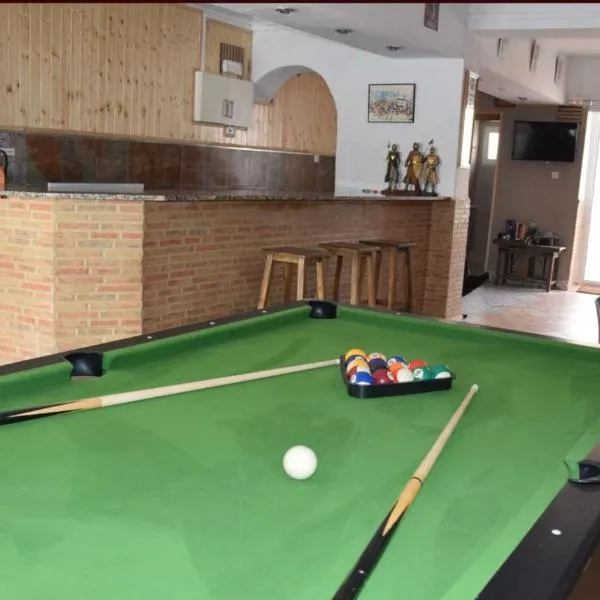 EL CHORRO Aire acondicionado Bar privado Barbacoa Amplios patios, hotel in Castalla