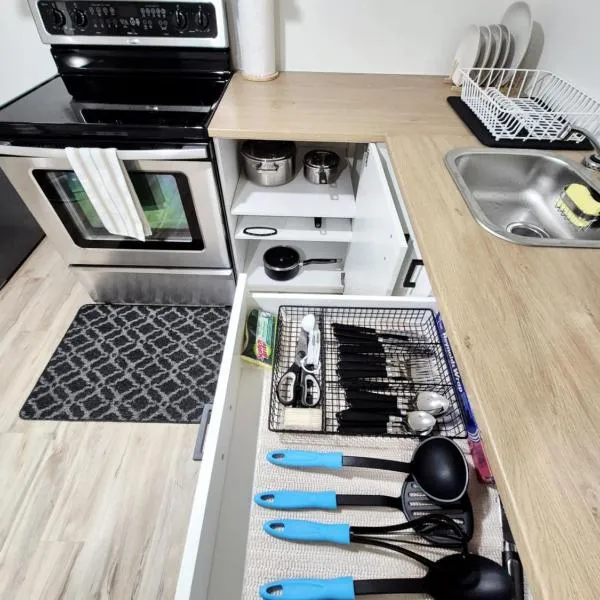 Cozy Private Bachelor Unit King Size bed, hotel in Riverview