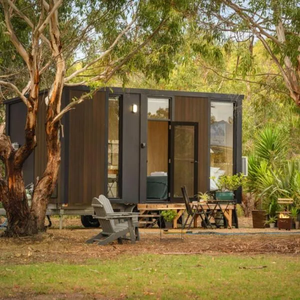 Bush Serenity by the Sea by Tiny Away,位于Bolwarra的酒店