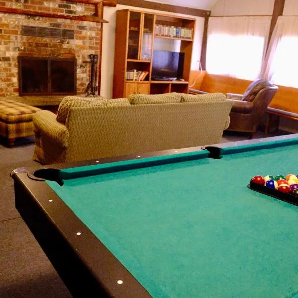 Front Lodge at Rainier Lodge, 1 min drive to Mt Rainier entrance, hotell sihtkohas Ashford