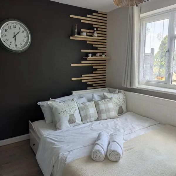 Cozy garden facing room, hotel in Erdington