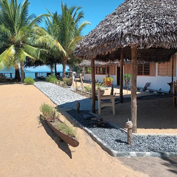 Ravoravo Beachfront Family lodge in Lokobe National Park-Nosy be, autentic Madagascar expiriance with europian confort, hotel em Antafondro
