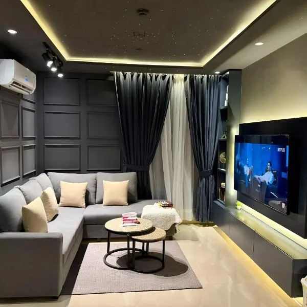 Zameen Aurum Prestige Luxurious Family Apartments Gulberg Lahore, hotel v destinaci Lahore