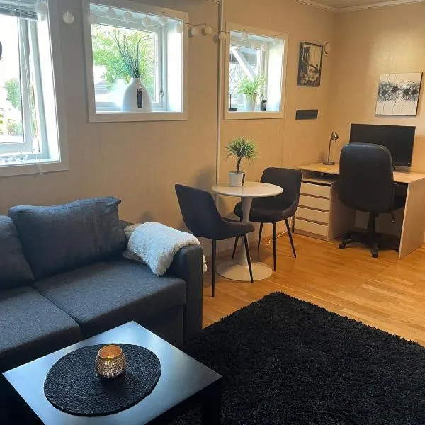 Basement apartment with private entrance and parking – hotel w mieście Kristiansund