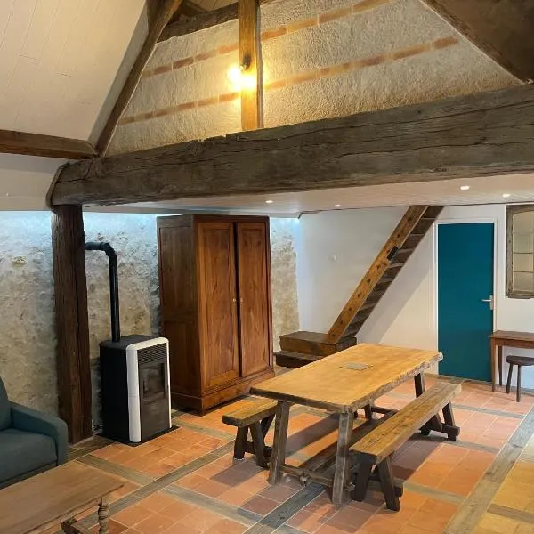 Grange de caractère avec cour privée, hôtel à Saint-Étienne-de-Chigny