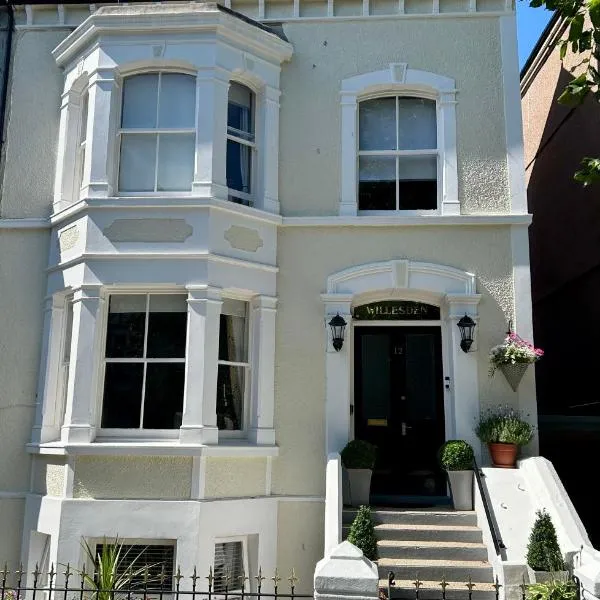 Willesden, Apartment 2, A beautifully furnished and spacious apartment located in the heart of Llandudno, hotel in Llandudno