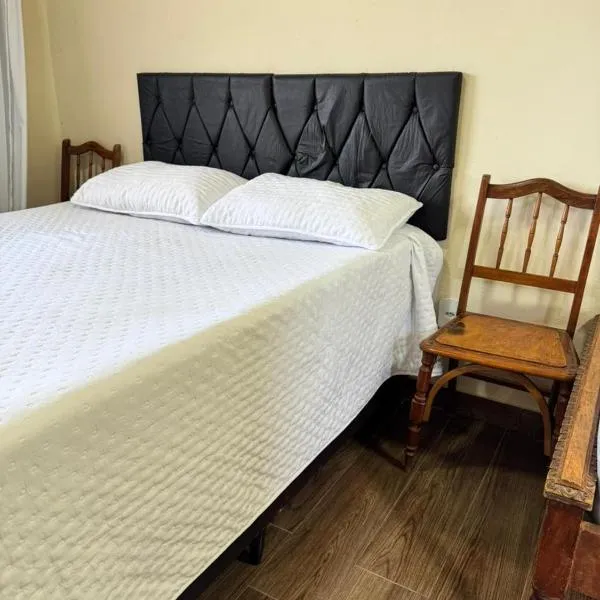 Suíte Casa de Luz-Lar na Serra-Quarto-01 - Duplo ou Triplo, hotel in Miguel Pereira