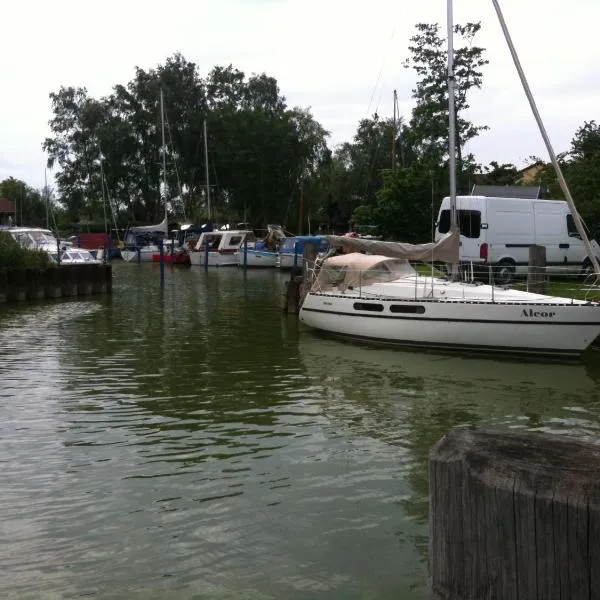 Ferienwohnung Boddenzander、Dändorfのホテル