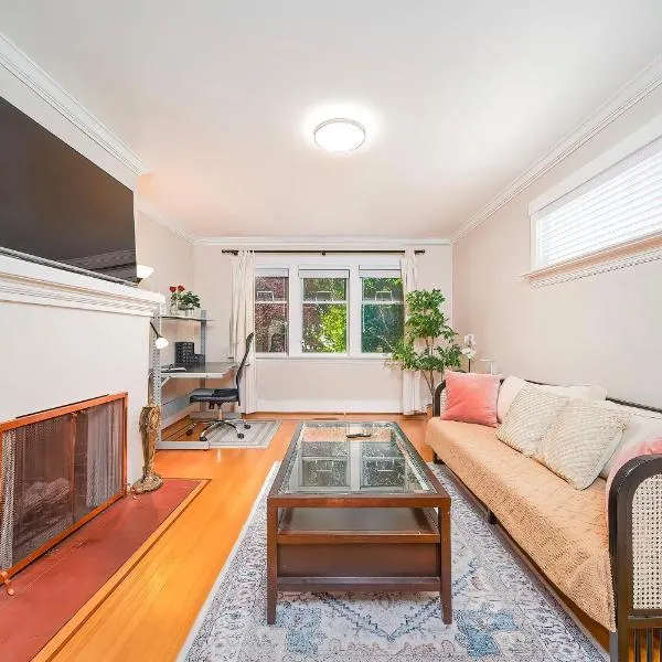Charming 3BR Home Near UBC with Parking & Backyard, hotel v mestu Vancouver