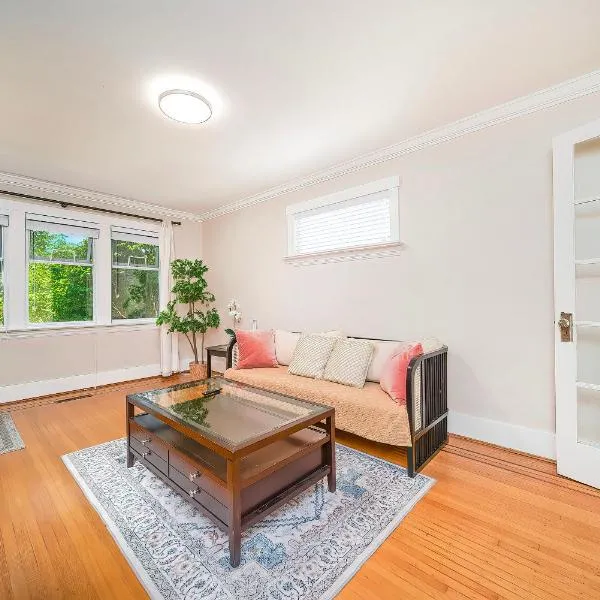 Charming 3BR Home Near UBC with Parking & Backyard, khách sạn ở Vancouver