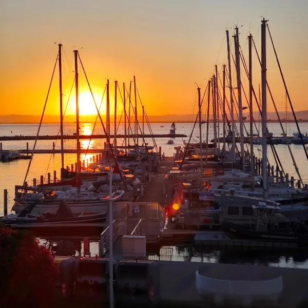 Adoya plage Studio cabine vue port et mer, hotel in Le Grau-du-Roi