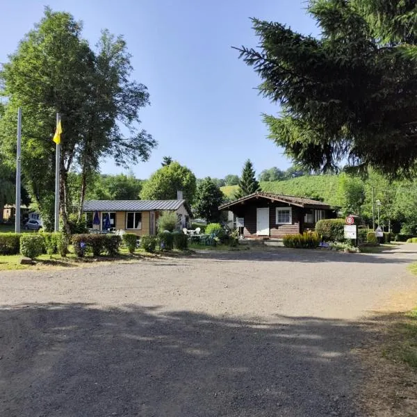 Camping la Vallée, hotel v destinaci La Tour-dʼAuvergne