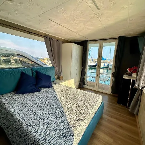 Houseboat Andora Riviera Luxury, hotel in Marina dʼAndora