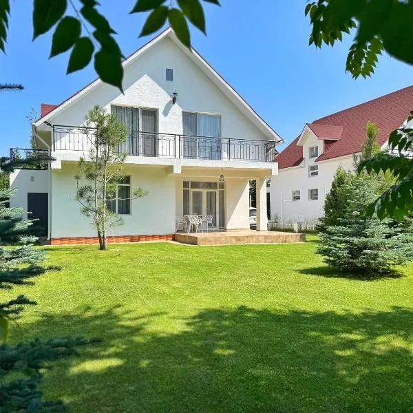 Коттедж на берегу Иссык-Куля, ξενοδοχείο σε Cholpon-Ata