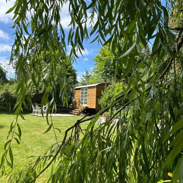 The little shepherds hut, hotel in Brinkworth
