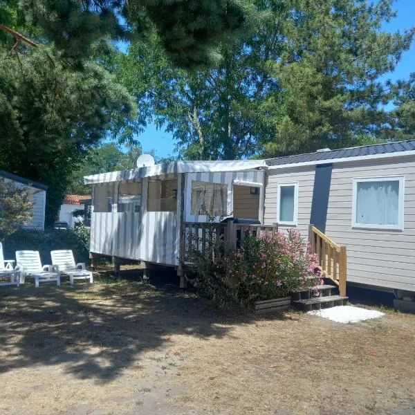 Mobil-home 3 chambres, hotel in Saint-Jean-de-Monts