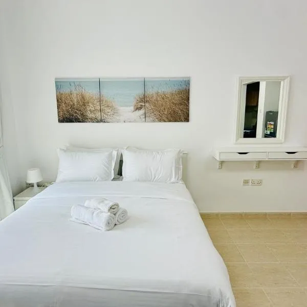 O07 Luxury Furnished Studio Apartment near bus stop Garden view Persia Cluster, hotel in Dubai