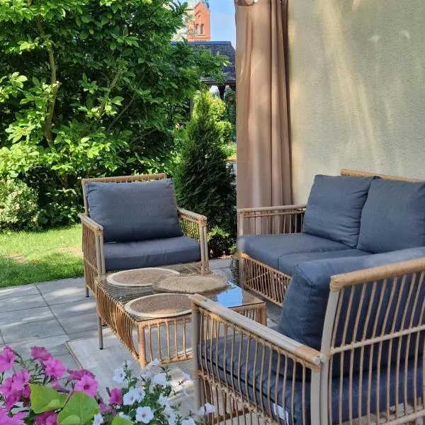 "Jabłonie i grusze" Nice home in a big garden with sauna and wifi, hotel in Piła