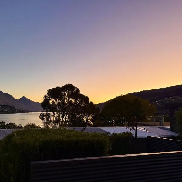 Luxury Lakeside Landing, hotel v destinaci Queenstown