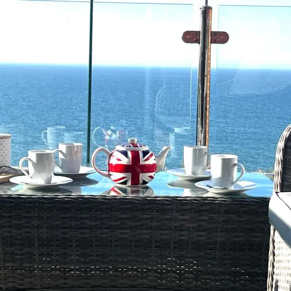 Smugglers - Sea Front - Parking - Sea Views - Balcony - 2 luxury kingsize beds, Hotel in Saltburn-by-the-Sea