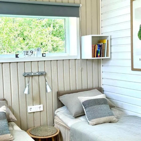 Lilla huset Bed & Breakfast - countryside guesthouse, free parking, Hotel in Örebro