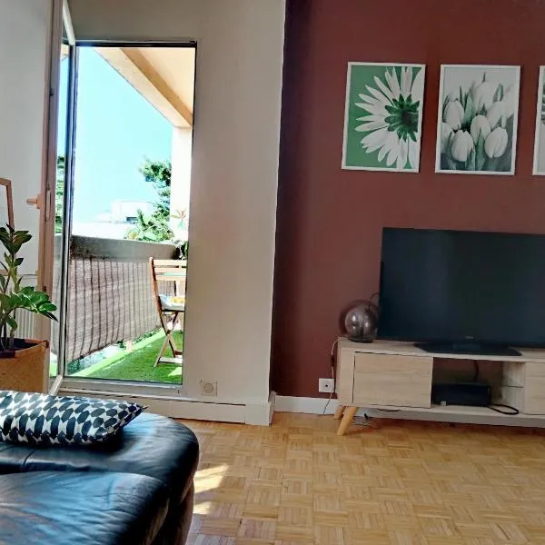 GRAND PARIS, private parking, balcony and metro, 24 hours self checking, Hotel in Bondy