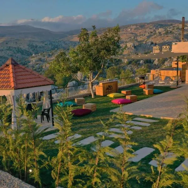 The Skyloft Tarchich - Panoramic Retreat with Pool,位于Aswāq aş Şafşāf的酒店