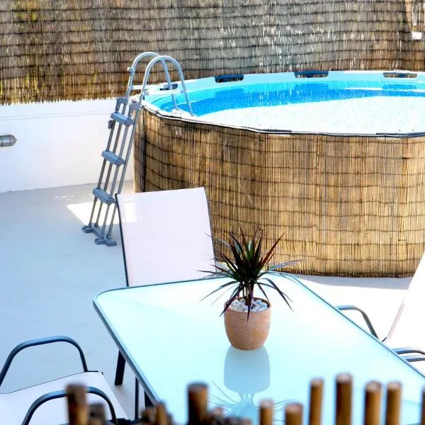 IKARUS apartment with courtyard & pool in Chania, hotel di Stérnai