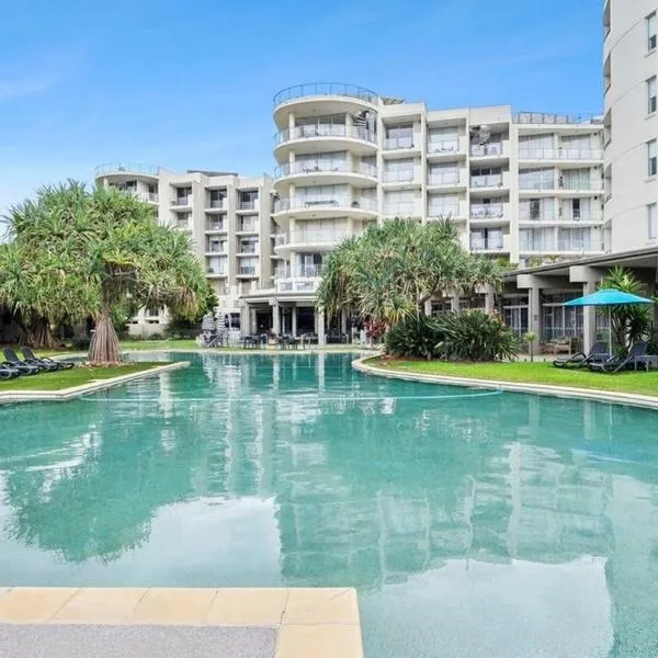 Rooftop Apartment - Heated Pool & Beach access, hotel din Marcoola