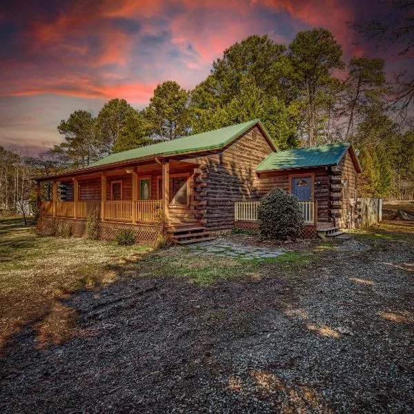 Lake Norman Retreat with Hot Tub, Kayaks & Paddleboards, hotel v destinaci Mooresville