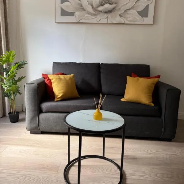 2 bedroom apartment on ground floor in Edinburgh, hotel in Edinburgh