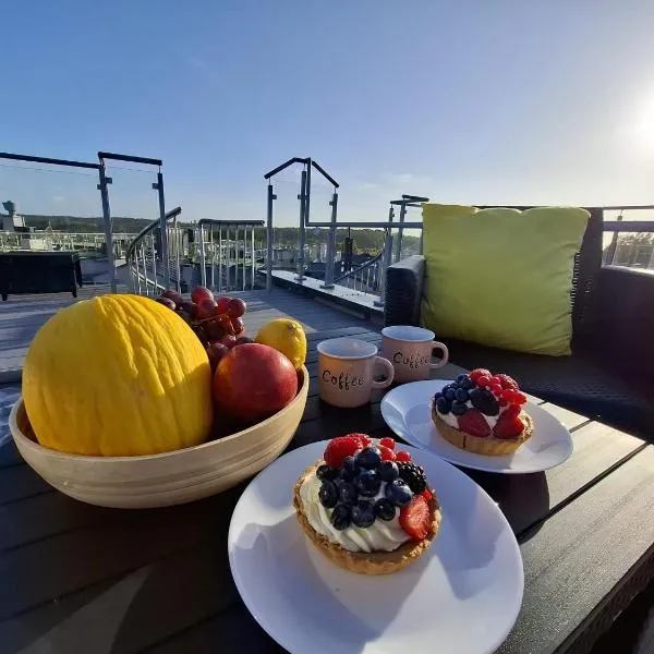 Zakochani w Dębinie, hotel v mestu Debina