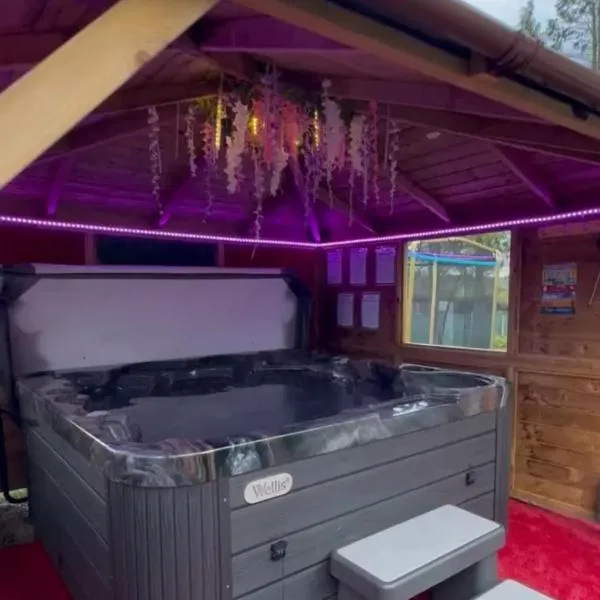 FINN VILLAGE "Raspberry Cottage" Private Garden, 6-seater HOT TUB, Firepit & Pizza Stove, hotel in Drymen