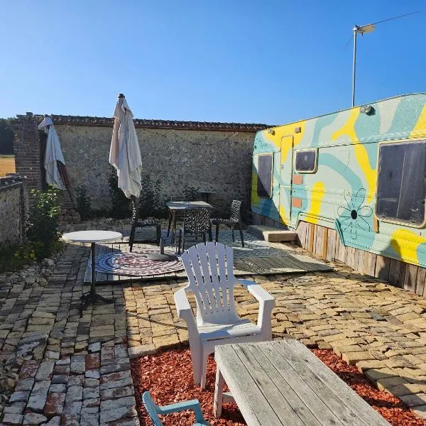 Caravane look Dolce Vita climatisée、Gaudreville-la-Rivièreのホテル