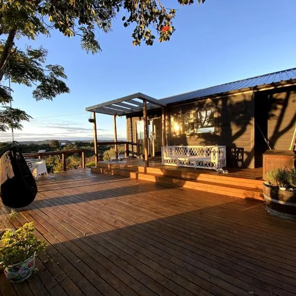 Family home - stunning sea views!, hotel in Waiheke Island